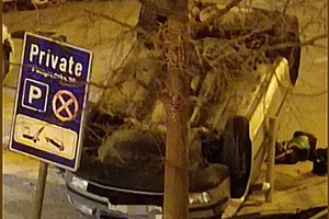 Misteriozna prometna situacija u Splitu - auto na krovu,motor upaljen, nigdje nikoga...