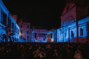 Prvoklasna novogodišnja noć u Šibeniku: Uz kultni britanski Stereo MC's plesalo se satima