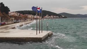 Olujno jugo u Tisnom nosilo sve pred sobom