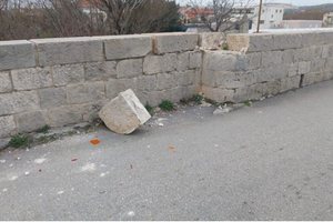 SRAMOTA Teški kamioni uništavaju povijesni most u Rakitama kod Žrnovnice