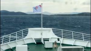 S pramca Jadrolinijinog Marka Pola na liniji Stari Grad - Split