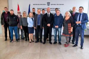 Tri tjedna prije izbora ministar Habijan sa sindikalistima  nacionalnih parkova i parkova prirode potpisao veće plaće