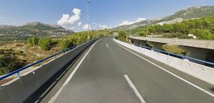 TROSTRUKI SUDAR KOD SOLINA Zatvorena cesta prema Klisu