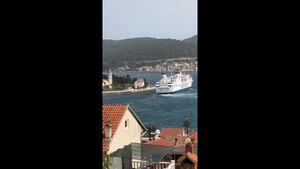 ZA DLAKU! Izvrstan manevar posade trajekta Zadar pri naletu orkanskog juga u viškoj luci
