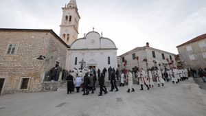 Tradicionalna procesija "Za križen" prošla je i kroz Jelsu