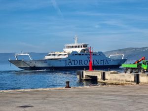 Posada Jadrolinijinog trajekta Bol, ugostila opatijske vatrogasce
