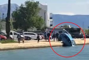 Automobil u Trogiru završio u moru