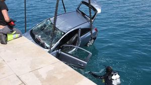 Pogledajte kako je izgledalo izvlačenje automobila iz mora pored zadarske rive