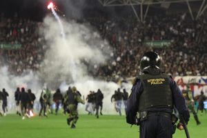 OSAM POLICAJACA OZLIJEĐENO! Nakon sinoćnjeg divljaštva u Splitu uhitićeno 50 domaćih huligana