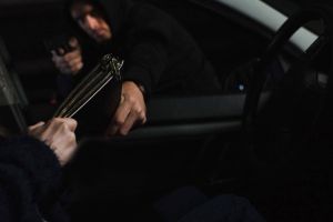 U Brelima napadnut i opljačkan mladić u automobilu