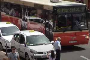 Riječanin koji je pao nakon što je vozač naglo zakočio autobus dobiva odštetu. Evo i koliko!