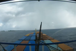 Herojski potez spriječio je udar ogromnog kontejnerskog broda u obalu Kajmanskih otoka