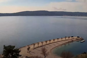 Zapeo autom na plaži Kašjuni u Splitu pa ga izvlačili vatrogasci