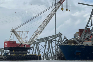 OVO ĆE BITI JAKO OPASNO Sprema se uklanjanje teških kontejnera s broda koji je srušio most u Baltimoreu