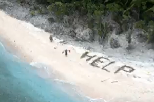 SPASILO IH PALMINO LIŠĆE Tri nasukana mornara iz očaja su napravila znak "HELP" na malenom pacifičkom otoku!