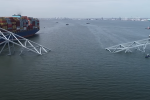 NORMALIZACIJA PROMETA Prvi "teretnjak" prošao je kroz novootvoreni kanal u Baltimoreu nakon katastrofalnog urušavanja mosta!