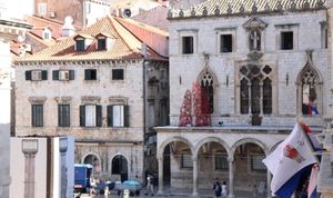 Otvorena izložba "Snoviti Grad" u atriju palače Sponza