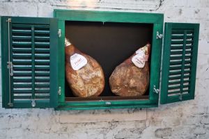 Fešta koja slavi okuse Dalmacije - Počinju Dani Dalmatinskog pršuta i vina u Vrgorcu