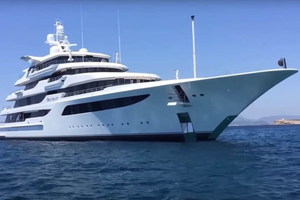 Ruska jahta u Trogiru dobila ukrajinsku zastavu!