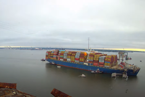 Kontejneraš Dali uspješno odsukan i otegljen do luke u Baltimoreu!