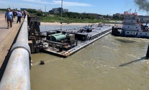 VIDEO Teglenica udarila u most u Texasu - Došlo je do izlijevanja nafte
