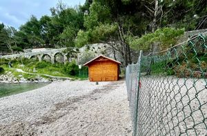 Netko postavio kućicu na lošinjsku plažu, stavio natpis "Privatni posjed" i sve ogradio ogradom!