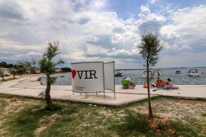 Na Viru obnovljene plaže, svlačionice, klupe, a postavljena je i morska ograda