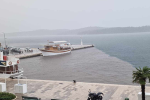 NEPODNOŠLJIVO Šibenska riva nakon obilne kiše pliva u smradu fekalija