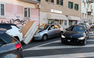 MOGAO JE ČVRŠĆE VEZATI Usred Splita teret polupao automobil!
