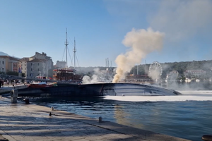 VATRENA BUKTINJA I dalje gori jahta u Makarskoj - Ne približavajte se!