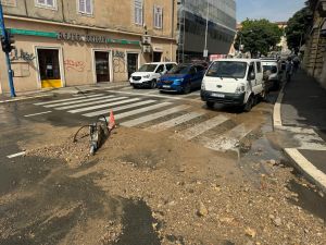Pukla vodovodna cijev u centru Rijeke - Pripazite na Fiumari!