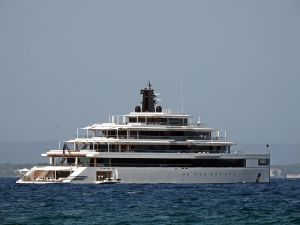 Pred Zadrom se usidrila spektakularna jahta!