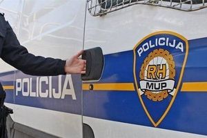 Stranac na Bačvicama pijan udarao po automobilima!