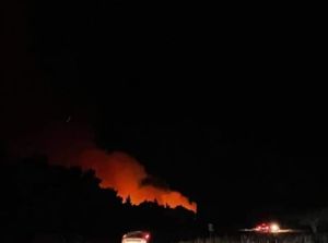 OZLIJEĐEN VATROGASAC Novi požar u Kaštelima, gorjelo i kod Zadra