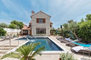 Prazne vile i kuće s bazenima, Vlasnik restorana na Jadranu: "Sezona je 40 posto slabija"