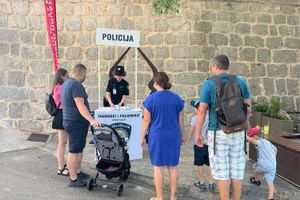 Info punkt policije u kampu Oštro
