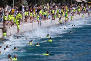 MILLENIUM JUMP Dvije tisuće ljudi skočilo u more u Zadru za djecu s poteškoćama u razvoju