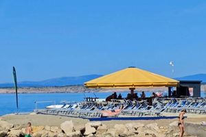 Tvrtka u Crikvenici na gradskoj plaži postavila 60 ležaljki - bez ikakve dozvole?!