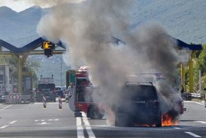Na A1 kod Zagvozda se zapalilo vozilo: "Koristite izlaz Šestanovac"