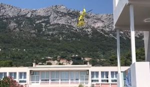 Žena se utapala u moru kod Gradca, reanimirali je kupači, preminula u helikopteru za bolnicu