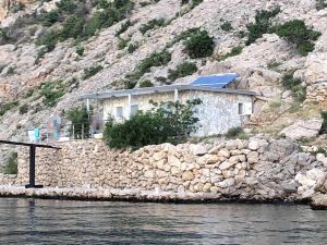 U netaknutoj uvali pod Velebitom, uz samo more nikle kućice s nagim turistima: "Netko ovdje ilegalno dobro zarađuje"