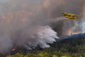 ŠIBENIK Gori borova šuma u blizini bolnice i obiteljskih kuća - Gasi ga 5 zrakoplova!