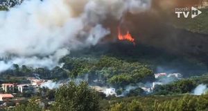VELIKI POŽAR KOD SOLINA Gase ga 4 kanadera i sve raspoložive zemaljske snage, u pripravnosti Zadar, Šibenik, Dubrovnik i Zagreb!