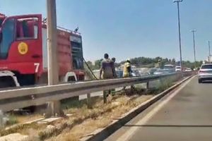PA ZAR JE TO MOGUĆE U Splitu je netko zapalio travu između dva prometna traka!