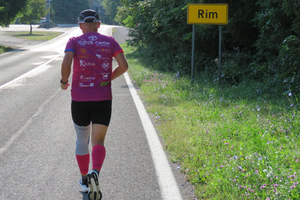 Zamislite da imate 62 godine, bolno koljeno i kroz najgore vrućine trčite ultramaraton - ovaj čovjek to može!