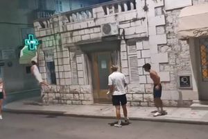 Mladi turisti u Splitu doslovno udarali reklamu ljekarne: "S ponistre se ćuti pišoka, ispod volta piva STOKA"