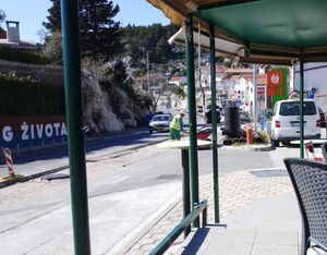 Sudar u Pločama - auto sletio s ruba kolnika, troje ozlijeđenih!