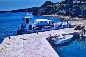 VIDEO Brod prevozi ogromnu cisternu plina na Brijune bez osnovnih mjera sigurnosti?!? Gdje su PP aparati, gdje su plutajuće barijere?