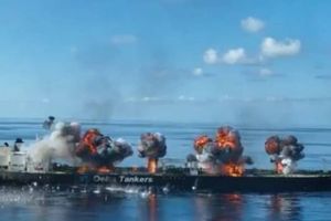 STRAŠNE EKSPLOZIJE Huti objavili snimku na kojoj postavljaju eksploziv na grčki tanker!