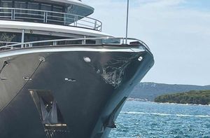 Ovo je mini kruzer, koji se sinoć zabio u krmu trajekta Laslovo kod Biograda